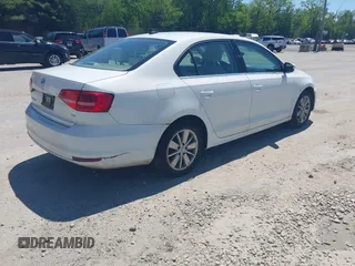 2015 Volkswagen Jetta SE z VIN 3VWD17AJ5FM233468, wystawiony jako IAAI lot #42366037 z przebiegiem 301 992 mil mil oraz . Historia ofert i sprzedaży dostępna na DreamBid. Obrazek 4.