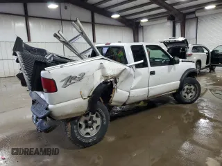 2002 Chevrolet S-10 LS with VIN 1GCCT19W028170655, listed as a Copart auction lot 86591574 with 127,909 mi miles and Salvage Title. Bid and sale history available at carsss.com. Image 3.