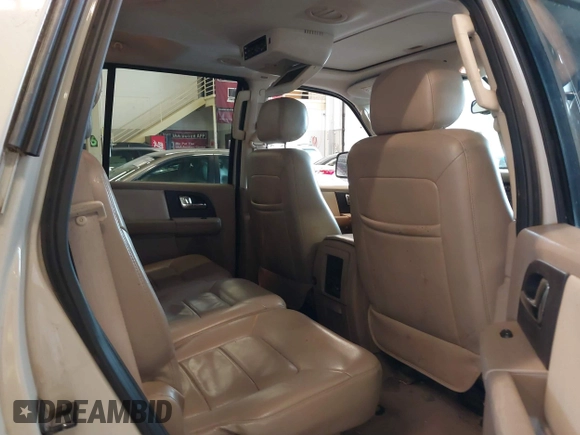 2005 Ford Expedition Limited with VIN 1FMFU20585LA92398, listed as a IAAI auction lot 40339627 with 154,554 mi miles. Bid and sale history available at carsss.com. Image 8.
