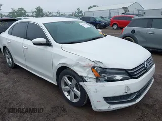2013 Volkswagen Passat SE z VIN 1VWBP7A39DC013210, wystawiony jako IAAI lot #42354318 z przebiegiem 128 450 mil mil oraz . Historia ofert i sprzedaży dostępna na DreamBid. Obrazek 1.
