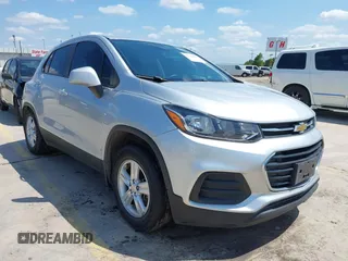 2021 Chevrolet Trax LS z VIN KL7CJKSB8MB307752, wystawiony jako IAAI lot #42320660 z przebiegiem 60 761 mil mil oraz . Historia ofert i sprzedaży dostępna na DreamBid. Obrazek 1.