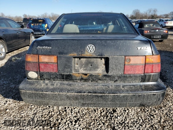 1998 Volkswagen Jetta TDI z VIN 3VWRF81H1WM119610, wystawiony jako Copart lot #42724295 z przebiegiem 8 361 mil mil oraz Szkoda całkowita • Salvage title. Historia ofert i sprzedaży dostępna na DreamBid. Obrazek 6.
