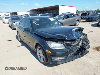 2014 Mercedes-Benz C 250 Sport z VIN WDDGF4HB3EG205312, wystawiony jako IAAI lot #42187909 z przebiegiem 136 079 mil mil oraz . Historia ofert i sprzedaży dostępna na DreamBid. Obrazek 1.