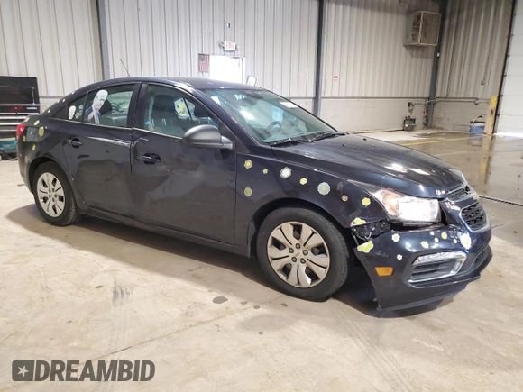 2015 Chevrolet Cruze LS z VIN 1G1PA5SG5F7294541, wystawiony jako Copart lot #53857035 z przebiegiem 118 263 mil mil oraz Szkoda całkowita • Salvage title. Historia ofert i sprzedaży dostępna na DreamBid. Obrazek 4.