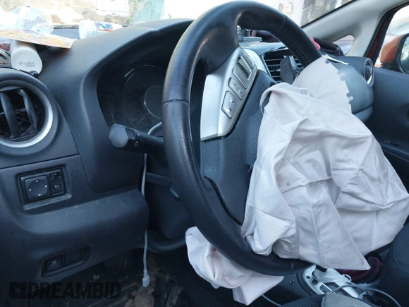 2015 Nissan Note S Plus z VIN 3N1CE2CP1FL409870, wystawiony jako IAAI lot #41884178 z przebiegiem 36 576 mil mil oraz . Historia ofert i sprzedaży dostępna na DreamBid. Obrazek 7.