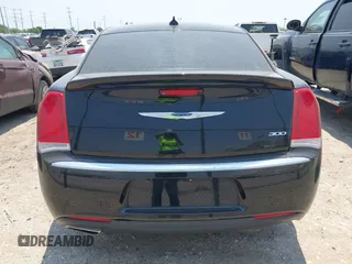 2018 Chrysler 300 Touring z VIN 2C3CCAAG7JH342245, wystawiony jako IAAI lot #42281016 z przebiegiem 87 416 mil mil oraz . Historia ofert i sprzedaży dostępna na DreamBid. Obrazek 16.