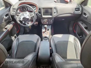 2020 Jeep Compass Trailhawk z VIN 3C4NJDDB0LT207825, wystawiony jako Copart lot #63699915 z przebiegiem 58 190 mil mil oraz Szkoda całkowita • Salvage title. Historia ofert i sprzedaży dostępna na DreamBid. Obrazek 8.