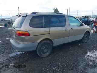 1998 Toyota Sienna LE with VIN 4T3ZF13C8WU021653, listed as a IAAI auction lot 41947958 with 304,852 mi miles. Bid and sale history available at carsss.com. Image 4.