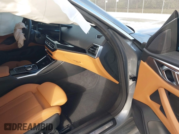 2024 BMW i4 eDrive35 z VIN WBY43AW00RFT13208, wystawiony jako IAAI lot #41191478 z przebiegiem 9 638 mil mil oraz . Historia ofert i sprzedaży dostępna na DreamBid. Obrazek 5.