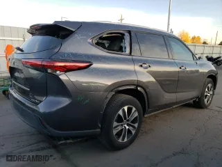 2022 Toyota Highlander XLE with VIN 5TDHZRBH0NS579432, listed as a Copart auction lot 77977004 with 18,770 mi miles and Clean Title. Bid and sale history available at carsss.com. Image 3.