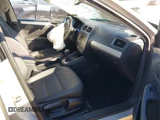 2012 Volkswagen Jetta SEL z VIN 3VWLP7AJ2CM304745, wystawiony jako IAAI lot #41164719 z przebiegiem Nie podano mil oraz . Historia ofert i sprzedaży dostępna na DreamBid. Obrazek 5.