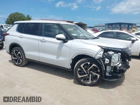 2024 Mitsubishi Outlander SE z VIN JA4J3VA83RZ082399, wystawiony jako IAAI lot #42305992 z przebiegiem 11 622 mil mil oraz . Historia ofert i sprzedaży dostępna na DreamBid. Obrazek 1.
