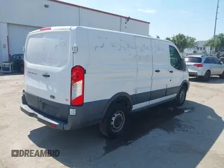 2017 Ford Transit z VIN 1FTYR1ZM7HKA42038, wystawiony jako IAAI lot #42348768 z przebiegiem Nie podano mil oraz . Historia ofert i sprzedaży dostępna na DreamBid. Obrazek 4.