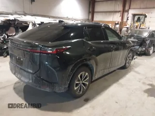 2024 Lexus RZ 300e Premium z VIN JTJABABB4RA001496, wystawiony jako IAAI lot #41402646 z przebiegiem 4 819 mil mil oraz . Historia ofert i sprzedaży dostępna na DreamBid. Obrazek 4.