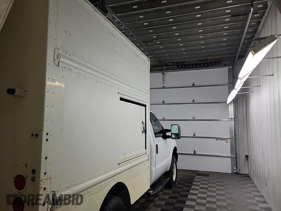 2013 Ford F-250 XL z VIN 1FDBF2B68DEB48275, wystawiony jako IAAI lot #42512434 z przebiegiem 434 130 mil mil oraz . Historia ofert i sprzedaży dostępna na DreamBid. Obrazek 17.