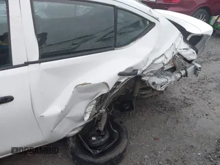 2016 Nissan Versa S z VIN 3N1CN7AP3GL904475, wystawiony jako IAAI lot #42108162 z przebiegiem 91 000 mil mil oraz . Historia ofert i sprzedaży dostępna na DreamBid. Obrazek 6.