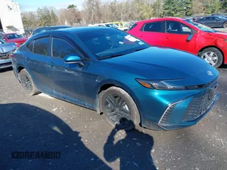 2025 Toyota Camry LE z VIN 4T1DBADK9SU007596, wystawiony jako IAAI lot #42148643 z przebiegiem 28 430 mil mil oraz . Historia ofert i sprzedaży dostępna na DreamBid. Obrazek 1.