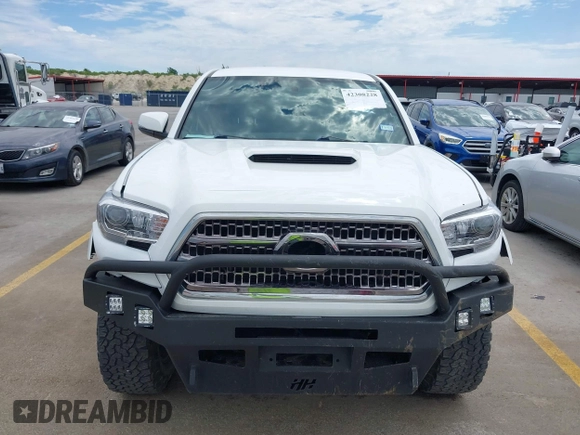 2017 Toyota Tacoma SR5 z VIN 5TFCZ5ANXHX065886, wystawiony jako IAAI lot #42308228 z przebiegiem 294 931 mil mil oraz . Historia ofert i sprzedaży dostępna na DreamBid. Obrazek 12.