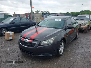 2014 Chevrolet Cruze 1LT z VIN 1G1PC5SBXE7336621, wystawiony jako IAAI lot #42290252 z przebiegiem 184 453 mil mil oraz . Historia ofert i sprzedaży dostępna na DreamBid. Obrazek 13.