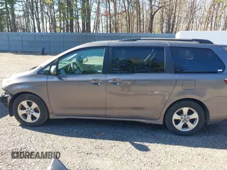 2018 Toyota Sienna LE Auto Access Seat with VIN 5TDKZ3DC4JS925755, listed as a IAAI auction lot 41887172 with 212,921 mi miles. Bid and sale history available at carsss.com. Image 14.