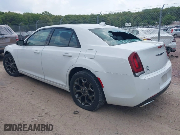 2015 Chrysler 300 S z VIN 2C3CCAGG1FH892300, wystawiony jako IAAI lot #42277909 z przebiegiem 102 538 mil mil oraz . Historia ofert i sprzedaży dostępna na DreamBid. Obrazek 3.