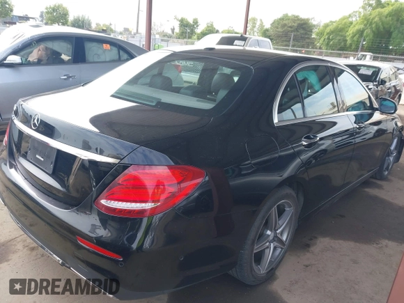 2017 Mercedes-Benz E 300 Luxury z VIN WDDZF4JBXHA036044, wystawiony jako IAAI lot #42053988 z przebiegiem 105 067 mil mil oraz . Historia ofert i sprzedaży dostępna na DreamBid. Obrazek 4.