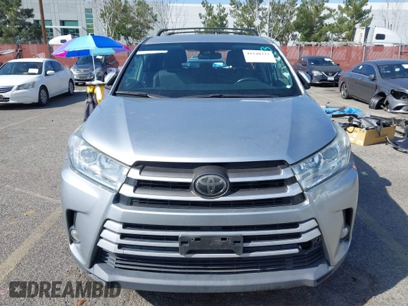 2018 Toyota Highlander LE z VIN 5TDBZRFH2JS838268, wystawiony jako IAAI lot #41540323 z przebiegiem 151 773 mil mil oraz . Historia ofert i sprzedaży dostępna na DreamBid. Obrazek 13.