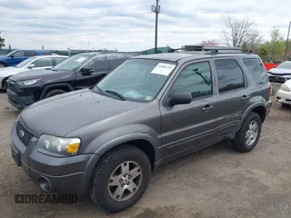 2005 Ford Escape Limited with VIN 1FMYU94155KB76337, listed as a IAAI auction lot 42006729 with 170,526 mi miles. Bid and sale history available at carsss.com. Image 2.