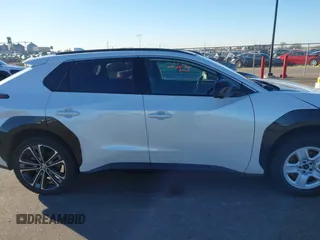 2023 Toyota bZ4X XLE z VIN JTMABACA5PA035744, wystawiony jako IAAI lot #41264742 z przebiegiem 27 792 mil mil oraz . Historia ofert i sprzedaży dostępna na DreamBid. Obrazek 14.