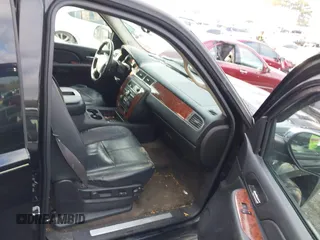2008 Chevrolet Suburban 3LT z VIN 3GNFC16078G236433, wystawiony jako IAAI lot #41638246 z przebiegiem 200 244 mil mil oraz . Historia ofert i sprzedaży dostępna na DreamBid. Obrazek 5.