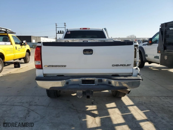 2003 Chevrolet Silverado 2500HD LS with VIN 1GCHK23U03F179889, listed as a Copart auction lot 43027305 with 124,404 mi miles and Salvage Title. Bid and sale history available at carsss.com. Image 6.