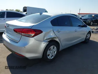 2017 Kia Forte LX z VIN 3KPFK4A71HE064591, wystawiony jako IAAI lot #42425957 z przebiegiem 161 494 mil mil oraz . Historia ofert i sprzedaży dostępna na DreamBid. Obrazek 4.