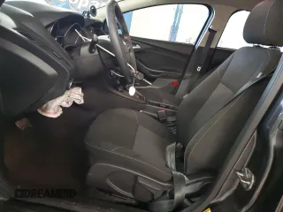 2017 Ford Focus SE z VIN 1FADP3F24HL319991, wystawiony jako Copart lot #47522025 z przebiegiem 92 997 mil mil oraz Czysty tytuł • Clean title. Historia ofert i sprzedaży dostępna na DreamBid. Obrazek 7.