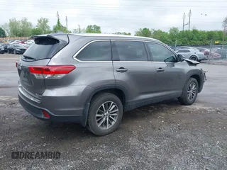 2019 Toyota Highlander SE z VIN 5TDJZRFH1KS735839, wystawiony jako IAAI lot #42204004 z przebiegiem 60 261 mil mil oraz . Historia ofert i sprzedaży dostępna na DreamBid. Obrazek 4.