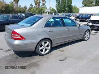 2004 Mercedes-Benz C 230 Kompressor z VIN WDBRF40J64F508593, wystawiony jako IAAI lot #42454790 z przebiegiem Nie podano mil oraz . Historia ofert i sprzedaży dostępna na DreamBid. Obrazek 4.