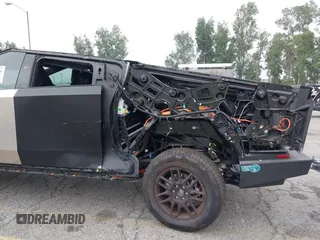 2024 Tesla Cybertruck с VIN 7G2CEHED5RA053441, выставлен на аукционе IAAI как лот 42475220 с пробегом 8 671 миль миль и . История ставок и продаж доступна на DreamBid. Изображение 6.