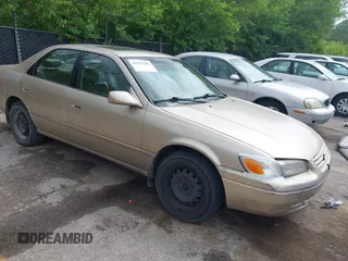 1998 Toyota Camry LE z VIN JT2BF28K0W0101016, wystawiony jako IAAI lot #42541486 z przebiegiem 372 974 mil mil oraz . Historia ofert i sprzedaży dostępna na DreamBid. Obrazek 1.