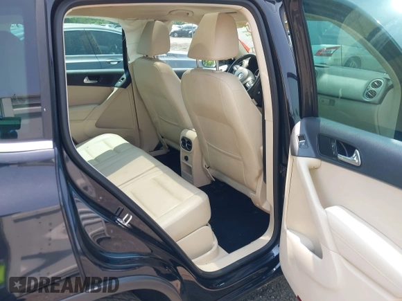 2012 Volkswagen Tiguan SE z VIN WVGBV7AX1CW548133, wystawiony jako IAAI lot #42403164 z przebiegiem 139 083 mil mil oraz . Historia ofert i sprzedaży dostępna na DreamBid. Obrazek 8.