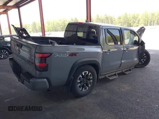 2023 Nissan Frontier SV z VIN 1N6ED1EK0PN673357, wystawiony jako IAAI lot #42420346 z przebiegiem 33 000 mil mil oraz . Historia ofert i sprzedaży dostępna na DreamBid. Obrazek 4.