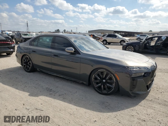 2023 BMW 7 Series 760i xDrive z VIN WBA33EJ08PCN66400, wystawiony jako Copart lot #44705455 z przebiegiem Nie podano mil oraz Nie do naprawy • Non repairable. Historia ofert i sprzedaży dostępna na DreamBid. Obrazek 4.