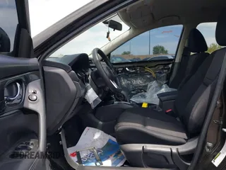 2017 Nissan Rogue SV z VIN KNMAT2MT5HP526512, wystawiony jako IAAI lot #42349293 z przebiegiem 93 620 mil mil oraz . Historia ofert i sprzedaży dostępna na DreamBid. Obrazek 5.