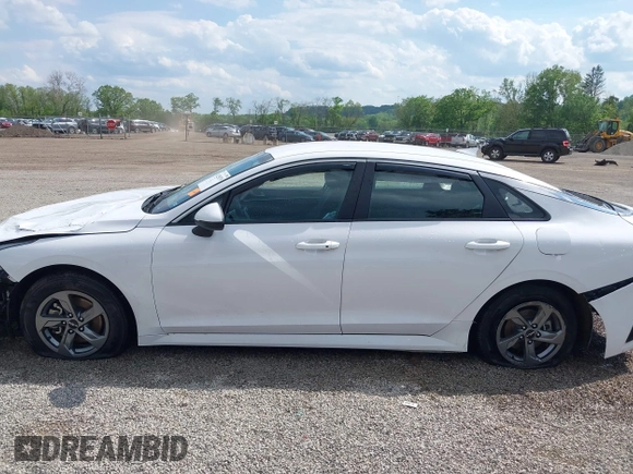 2023 Kia K5 LXS z VIN 5XXG14J25PG189448, wystawiony jako IAAI lot #42258739 z przebiegiem 29 188 mil mil oraz . Historia ofert i sprzedaży dostępna na DreamBid. Obrazek 15.