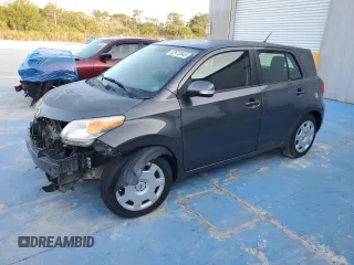 2012 Scion xD z VIN JTKKU4B43C1024045, wystawiony jako Copart lot #52972045 z przebiegiem 89 061 mil mil oraz Szkody całkowita. Historia ofert i sprzedaży dostępna na DreamBid. Obrazek 1.