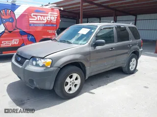 2005 Ford Escape XLT with VIN 1FMYU03175KD53760, listed as a IAAI auction lot 42124876 with 158,706 mi miles. Bid and sale history available at carsss.com. Image 2.