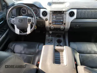 2017 Toyota Tundra Platinum z VIN 5TFAW5F16HX614411, wystawiony jako Copart lot #43986445 z przebiegiem 93 457 mil mil oraz Szkoda całkowita • Salvage title. Historia ofert i sprzedaży dostępna na DreamBid. Obrazek 8.