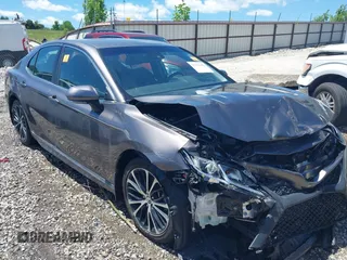 2018 Toyota Camry LE z VIN 4T1B11HK5JU565125, wystawiony jako IAAI lot #42292484 z przebiegiem 96 774 mil mil oraz . Historia ofert i sprzedaży dostępna na DreamBid. Obrazek 1.