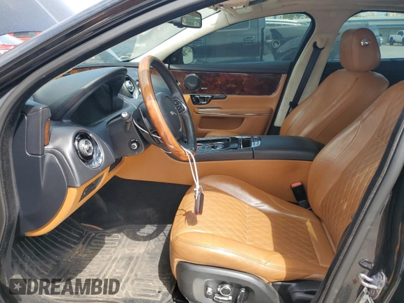2017 Jaguar XJ Portfolio z VIN SAJWJ2GD7H8W09757, wystawiony jako Copart lot #62157725 z przebiegiem 64 060 mil mil oraz Szkoda całkowita • Salvage title. Historia ofert i sprzedaży dostępna na DreamBid. Obrazek 7.