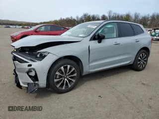 2024 Volvo XC60 Plus Dark Theme z VIN YV4L12RL3R1710498, wystawiony jako Copart lot #51565325 z przebiegiem 18 939 mil mil oraz Szkody całkowita. Historia ofert i sprzedaży dostępna na DreamBid. Obrazek 1.