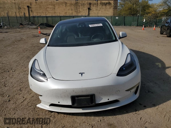 2021 Tesla Model 3 Standard Range Plus z VIN 5YJ3E1EAXMF870285, wystawiony jako Copart lot #53251375 z przebiegiem 64 085 mil mil oraz Szkody całkowita. Historia ofert i sprzedaży dostępna na DreamBid. Obrazek 5.