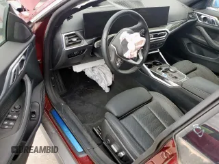 2024 BMW i4 eDrive35 z VIN WBY43AW06RFR52113, wystawiony jako Copart lot #54506065 z przebiegiem 21 588 mil mil oraz Tytuł czysty. Historia ofert i sprzedaży dostępna na DreamBid. Obrazek 8.